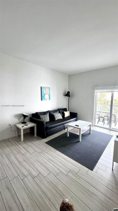 For Sale: $350,000 (1 beds, 1 baths, 641 Square Feet)