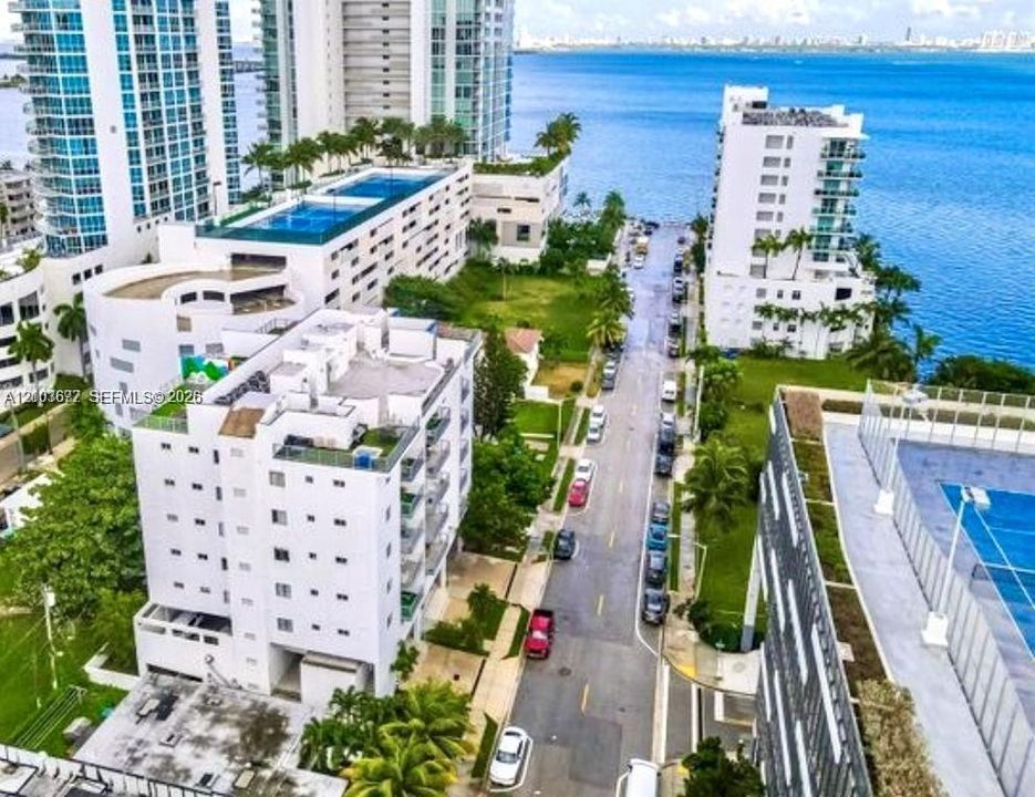 For Sale: $350,000 (1 beds, 1 baths, 641 Square Feet)