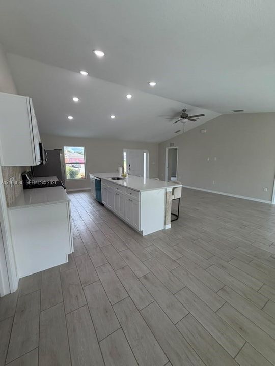 En Renta: $2,400 (4 camas, 3 baños, 1684 Pies cuadrados)