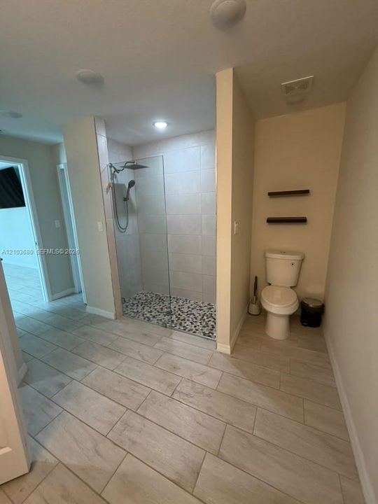 En Renta: $2,400 (4 camas, 3 baños, 1684 Pies cuadrados)