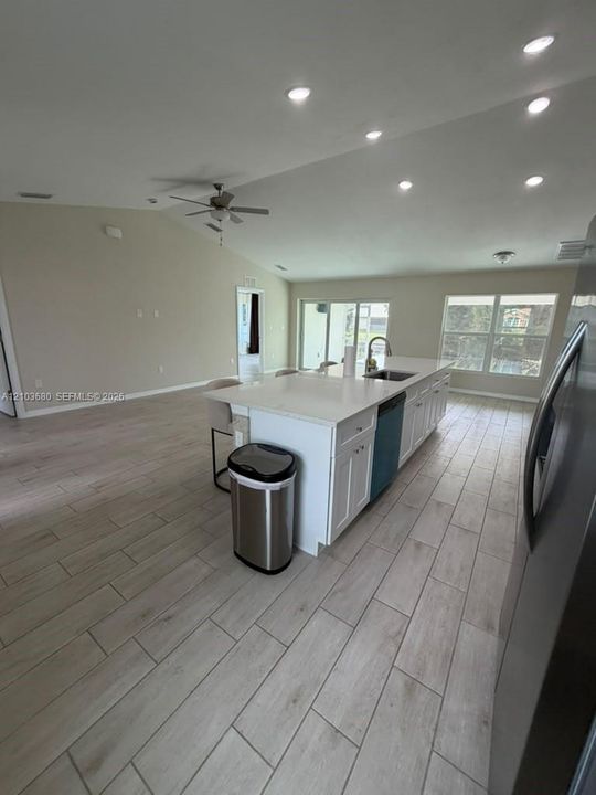 En Renta: $2,400 (4 camas, 3 baños, 1684 Pies cuadrados)