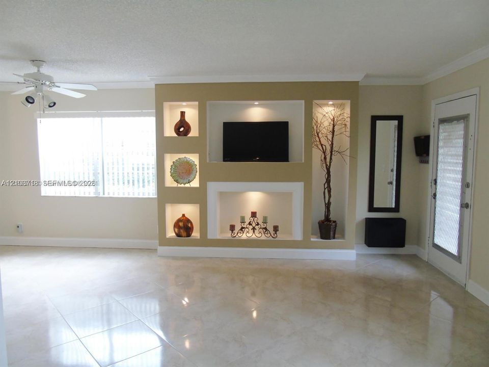 For Rent: $1,500 (1 beds, 1 baths, 760 Square Feet)