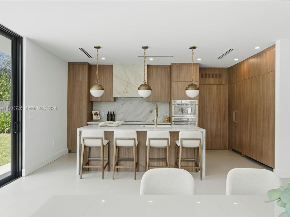 На продажу: $4,899,000 (5 спален, 4 ванн, 3712 Квадратных фут)
