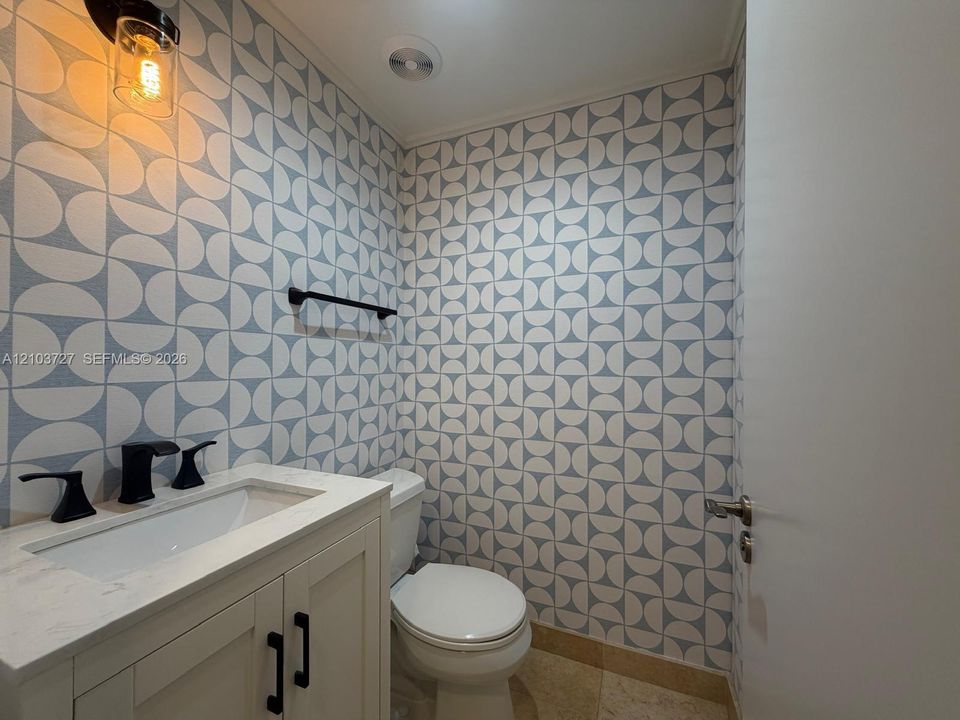 For Rent: $2,000 (1 beds, 1 baths, 720 Square Feet)