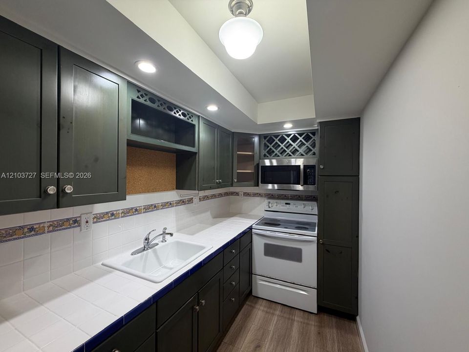 For Rent: $2,000 (1 beds, 1 baths, 720 Square Feet)