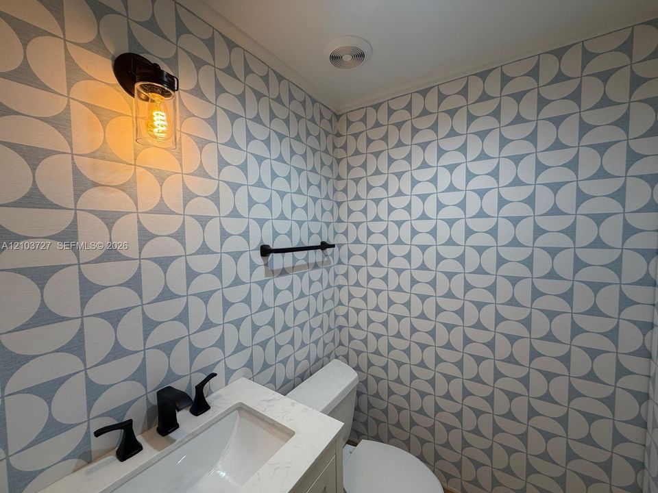 For Rent: $2,000 (1 beds, 1 baths, 720 Square Feet)