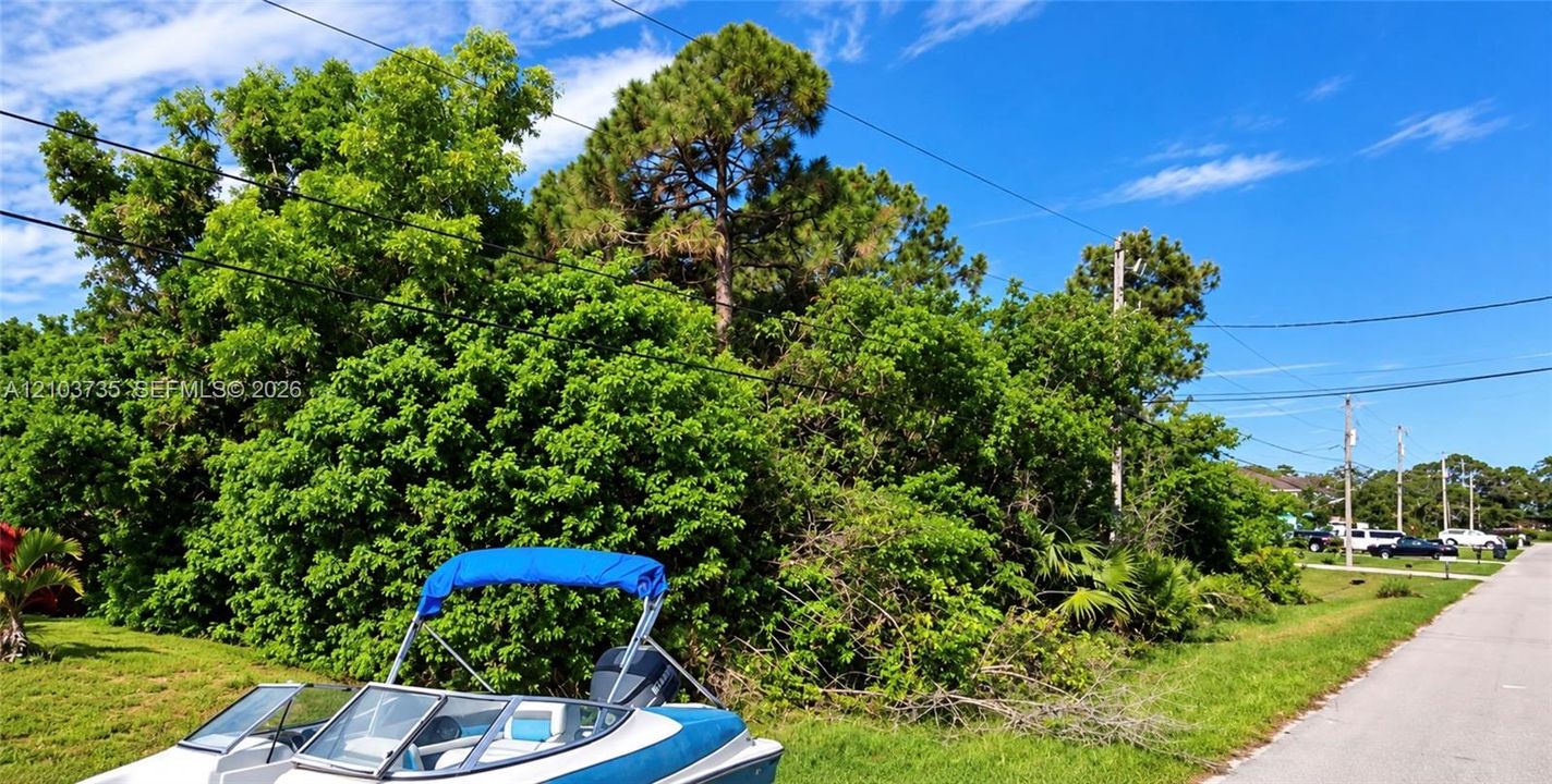 На продажу: $165,000 (0.24 acres)