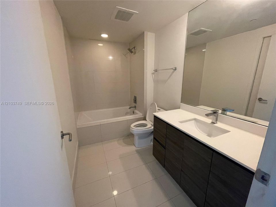 For Rent: $3,700 (2 beds, 2 baths, 921 Square Feet)