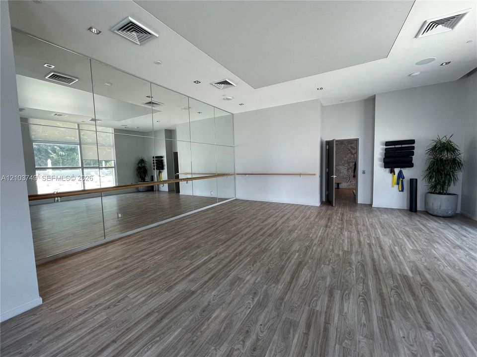 For Rent: $3,700 (2 beds, 2 baths, 921 Square Feet)