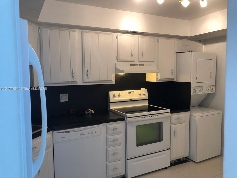 For Rent: $2,200 (2 beds, 2 baths, 1206 Square Feet)