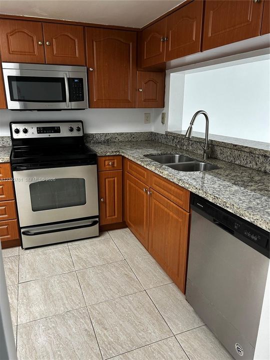 For Rent: $1,900 (1 beds, 1 baths, 770 Square Feet)
