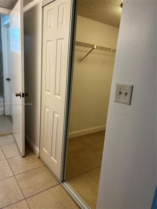 For Rent: $1,900 (1 beds, 1 baths, 770 Square Feet)