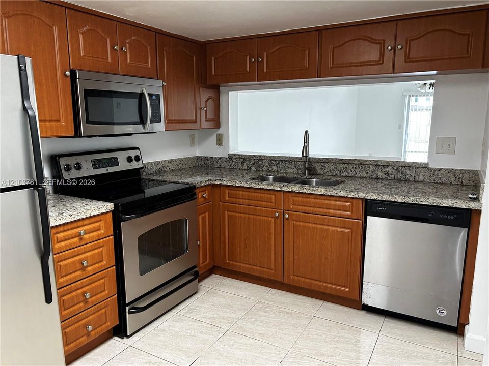 For Rent: $1,900 (1 beds, 1 baths, 770 Square Feet)