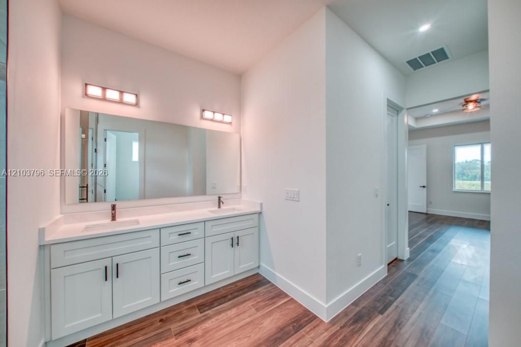 En Venta: $375,000 (3 camas, 2 baños, 1920 Pies cuadrados)