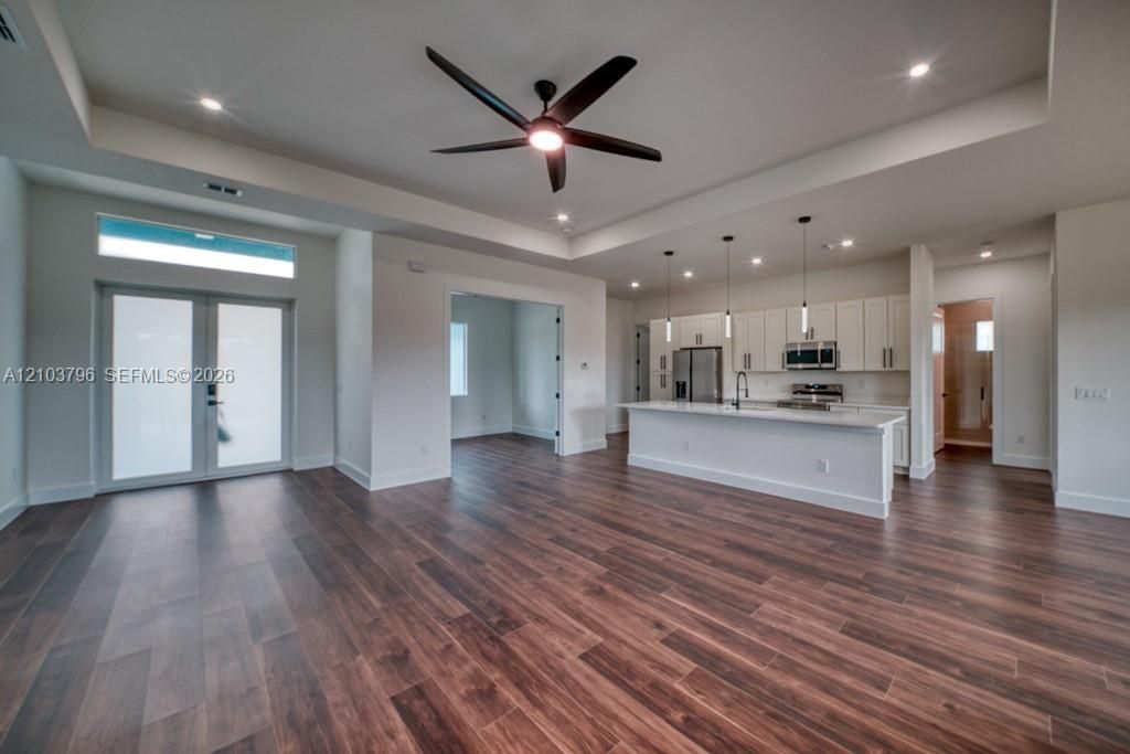 En Venta: $375,000 (3 camas, 2 baños, 1920 Pies cuadrados)