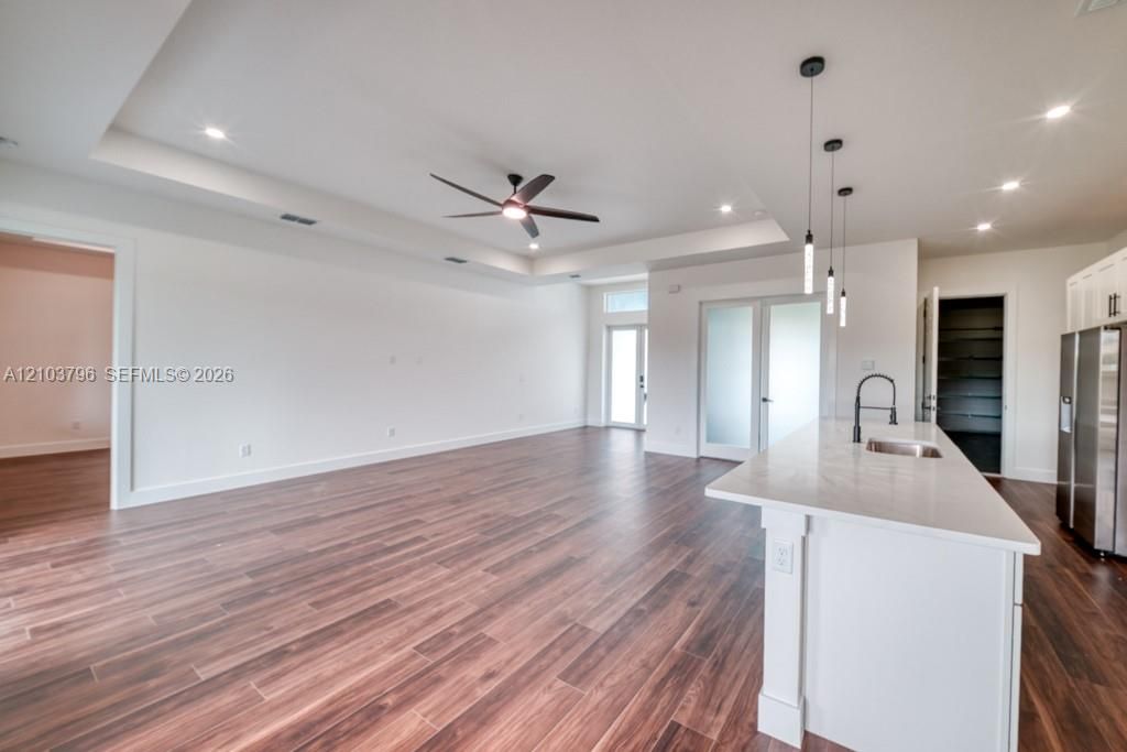 En Venta: $375,000 (3 camas, 2 baños, 1920 Pies cuadrados)