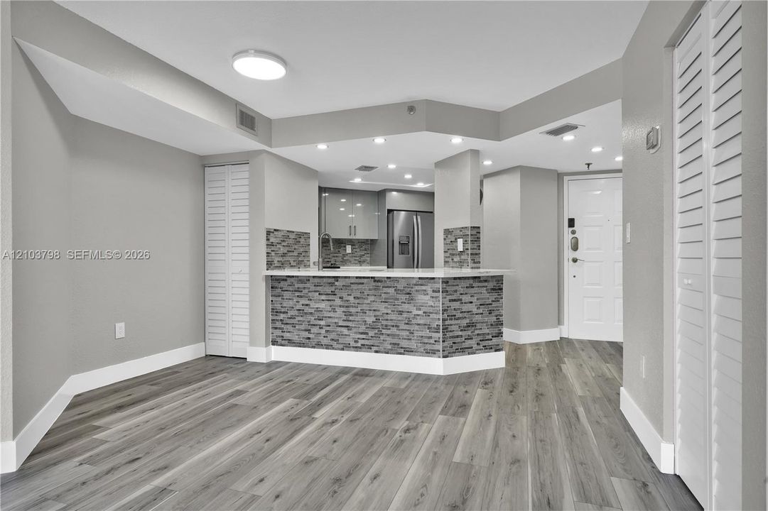 En Venta: $489,900 (2 camas, 2 baños, 908 Pies cuadrados)
