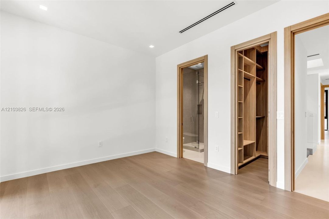 Под контрактом: $25,000 (4 спален, 5 ванн, 3700 Квадратных фут)