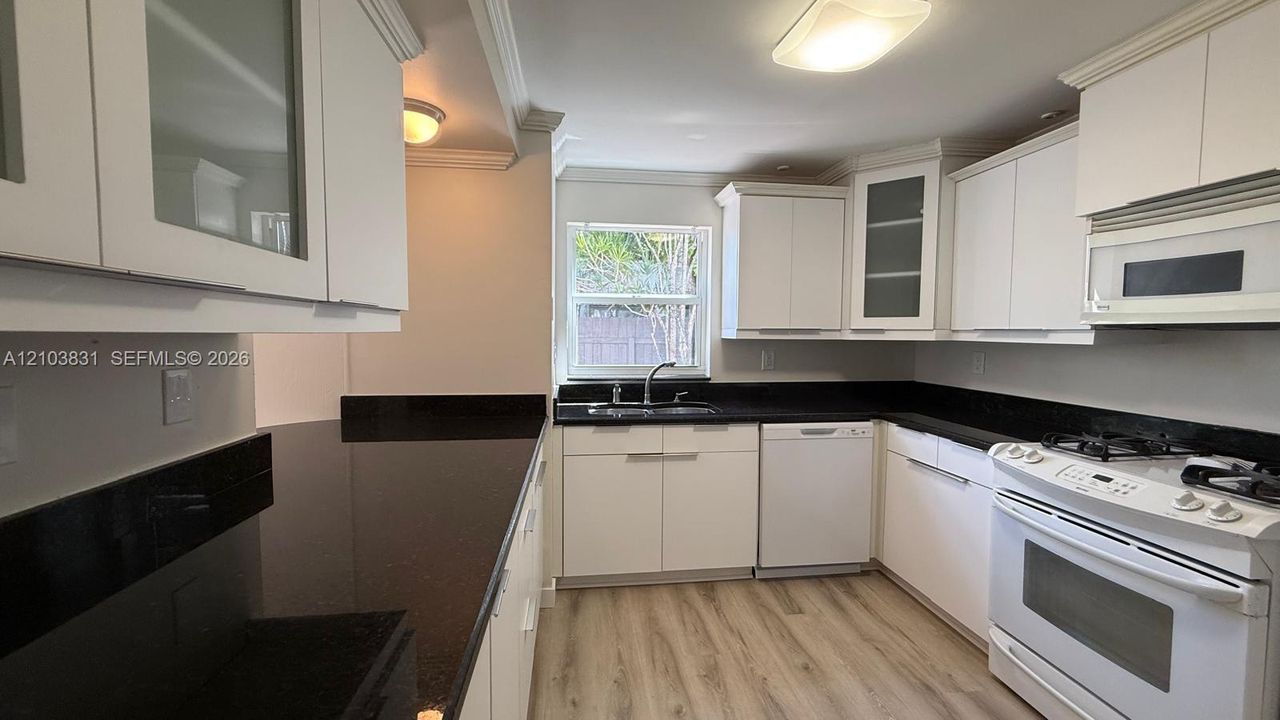 В аренду: $3,100 (3 спален, 2 ванн, 1378 Квадратных фут)