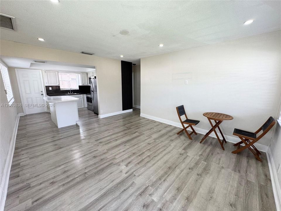 For Rent: $2,100 (2 beds, 2 baths, 1880 Square Feet)