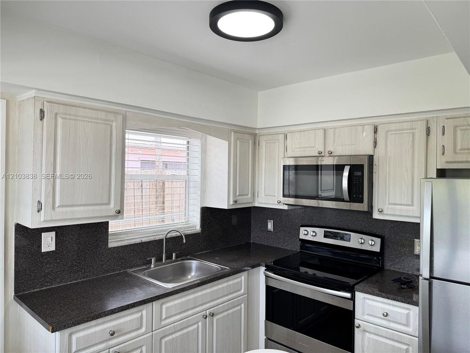 For Rent: $2,100 (2 beds, 2 baths, 1880 Square Feet)