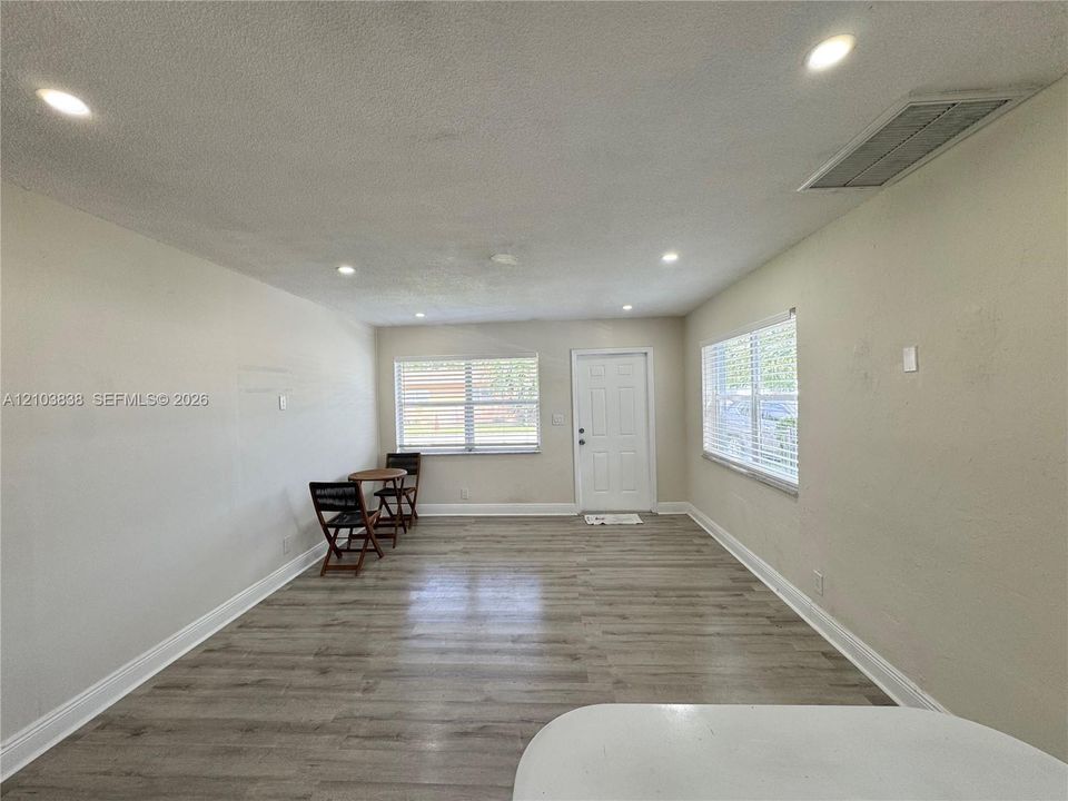 For Rent: $2,100 (2 beds, 2 baths, 1880 Square Feet)