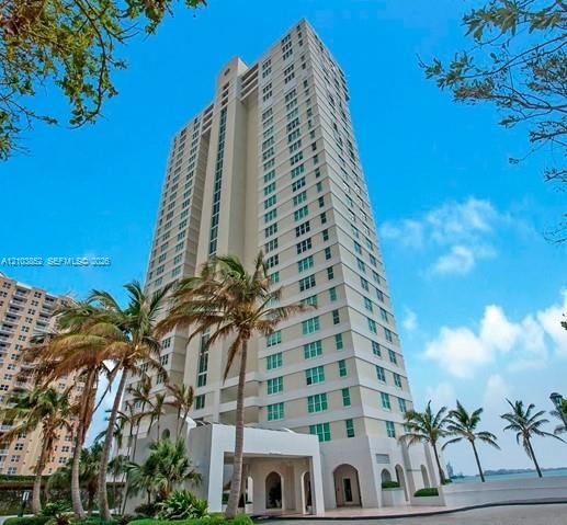 В аренду: $3,900 (2 спален, 2 ванн, 960 Квадратных фут)