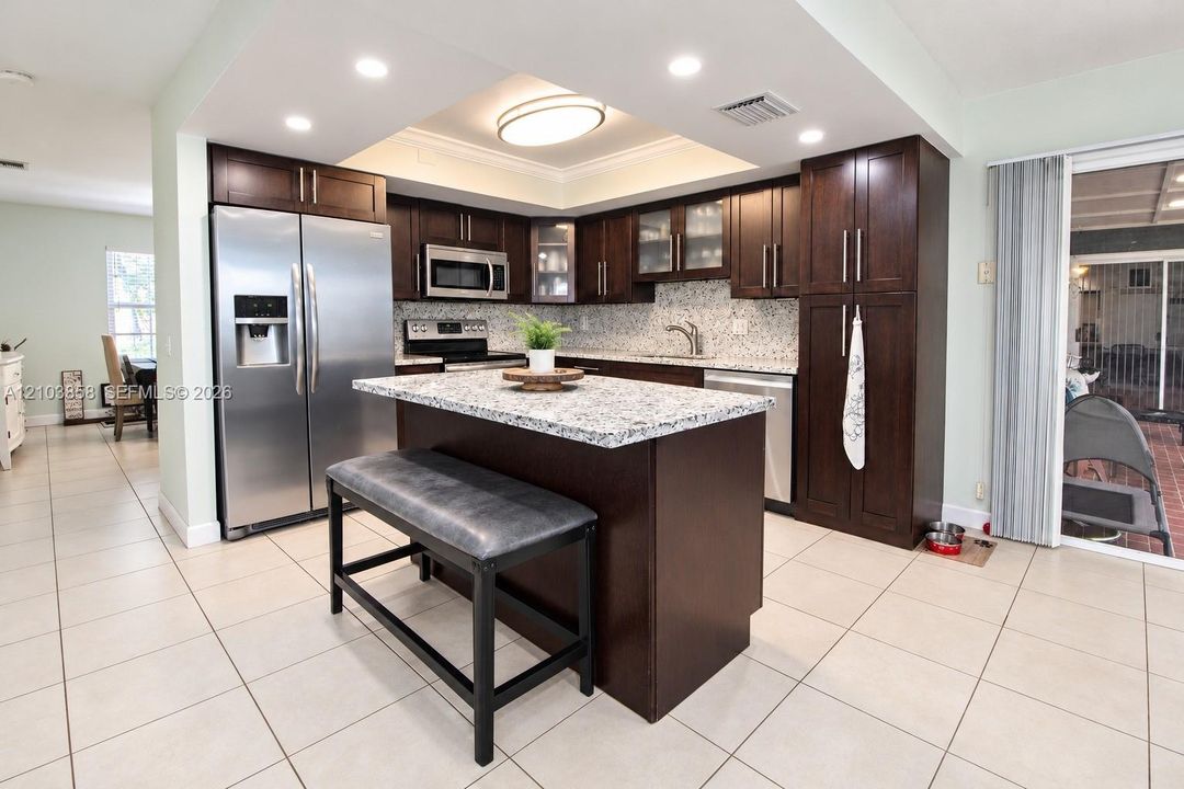 En Venta: $925,000 (4 camas, 3 baños, 2149 Pies cuadrados)