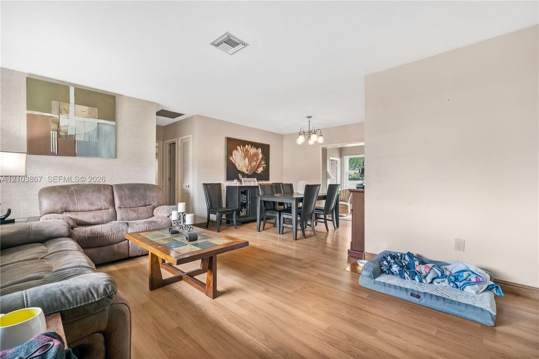 На продажу: $699,900 (4 спален, 2 ванн, 1618 Квадратных фут)