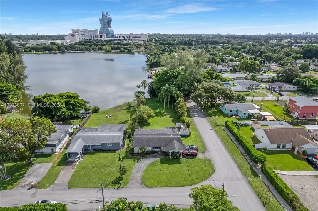 На продажу: $699,900 (4 спален, 2 ванн, 1618 Квадратных фут)