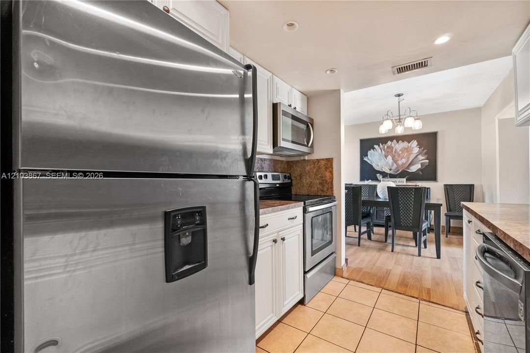 На продажу: $699,900 (4 спален, 2 ванн, 1618 Квадратных фут)