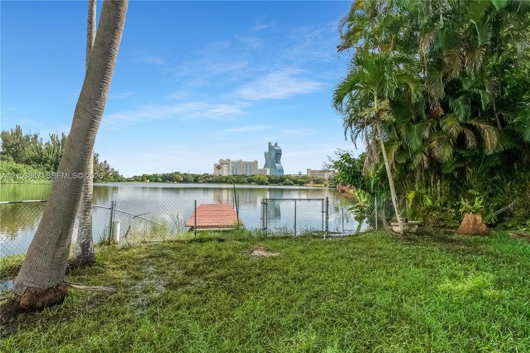 На продажу: $699,900 (4 спален, 2 ванн, 1618 Квадратных фут)