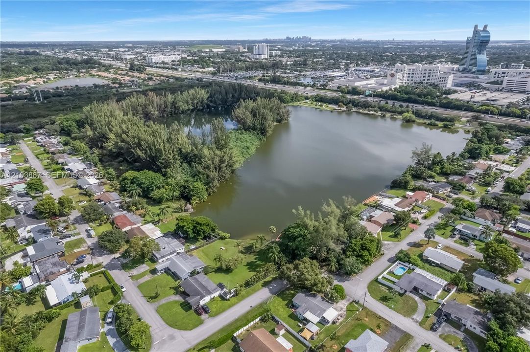 На продажу: $699,900 (4 спален, 2 ванн, 1618 Квадратных фут)