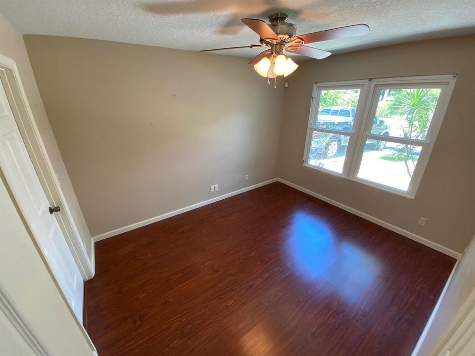 963 red parrot bedroom 1