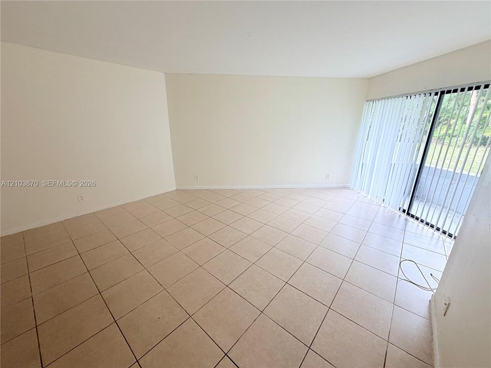 For Sale: $135,000 (1 beds, 1 baths, 775 Square Feet)