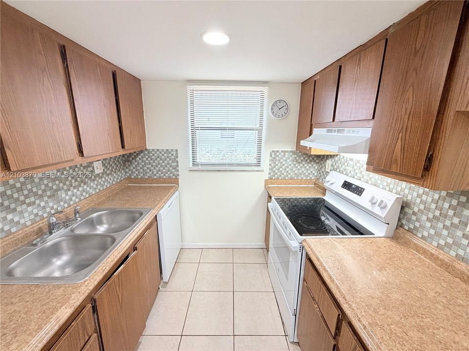 For Sale: $135,000 (1 beds, 1 baths, 775 Square Feet)