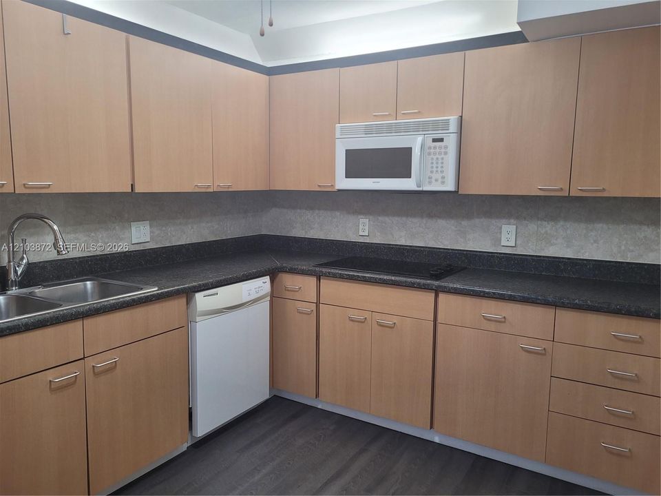 For Rent: $2,300 (2 beds, 2 baths, 1256 Square Feet)