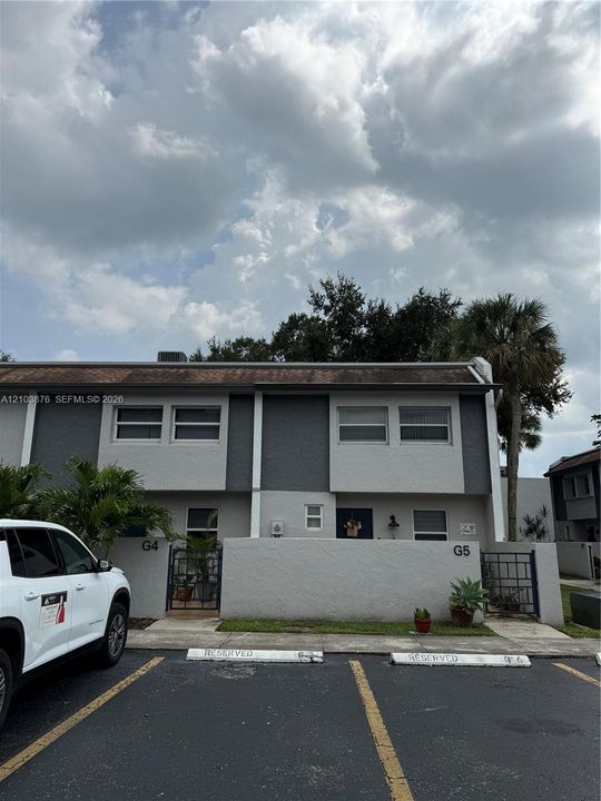 For Rent: $2,800 (2 beds, 2 baths, 1353 Square Feet)