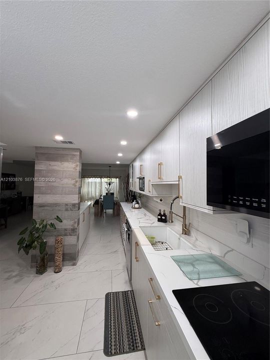 For Rent: $2,800 (2 beds, 2 baths, 1353 Square Feet)
