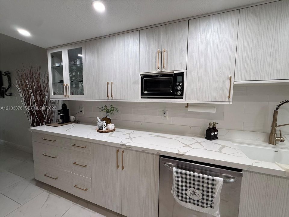For Rent: $2,800 (2 beds, 2 baths, 1353 Square Feet)