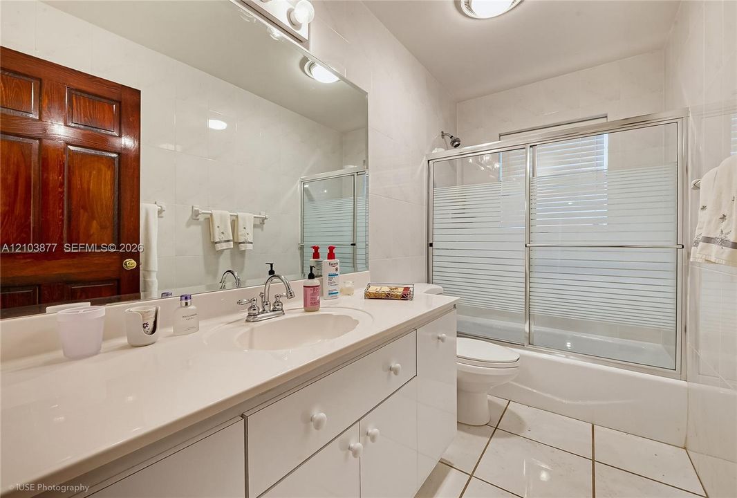En Venta: $895,000 (4 camas, 3 baños, 3444 Pies cuadrados)
