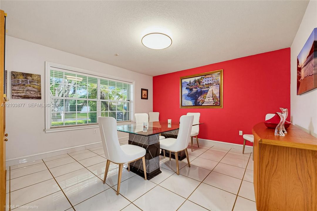 En Venta: $895,000 (4 camas, 3 baños, 3444 Pies cuadrados)