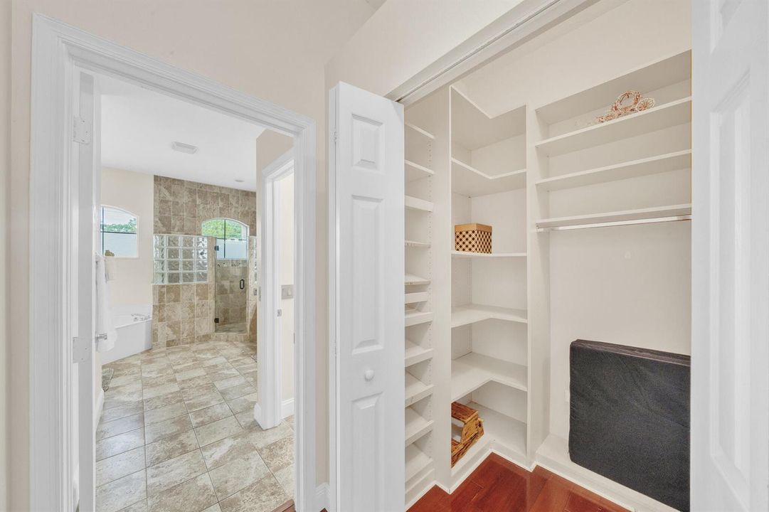 10 Walk-In Closet (4)