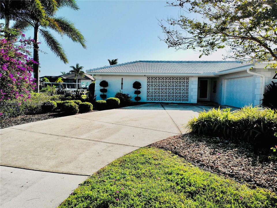 For Sale: $649,000 (3 beds, 2 baths, 1387 Square Feet)