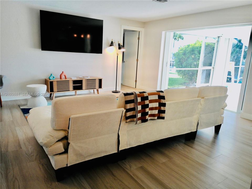 For Sale: $649,000 (3 beds, 2 baths, 1387 Square Feet)
