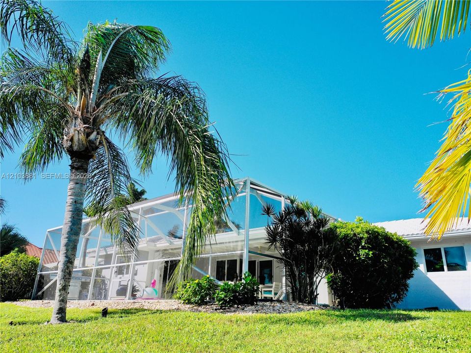 For Sale: $649,000 (3 beds, 2 baths, 1387 Square Feet)