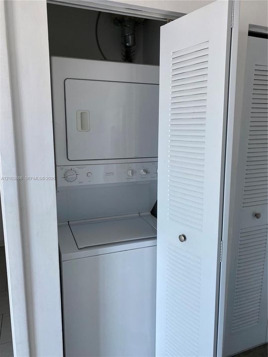 For Rent: $2,450 (1 beds, 1 baths, 651 Square Feet)