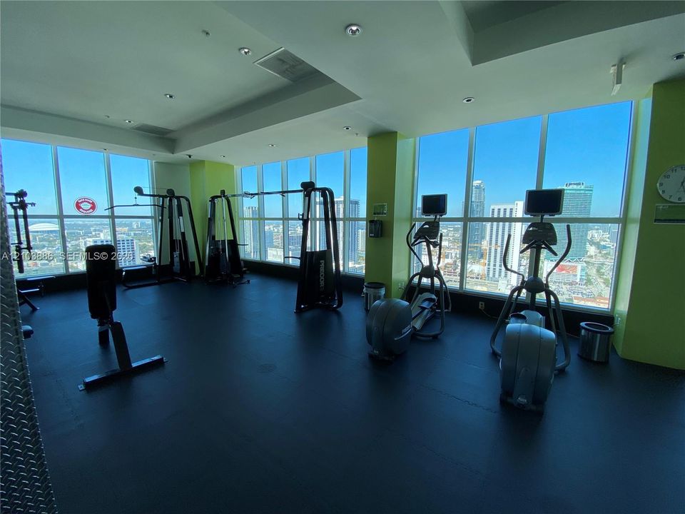 For Rent: $2,450 (1 beds, 1 baths, 651 Square Feet)
