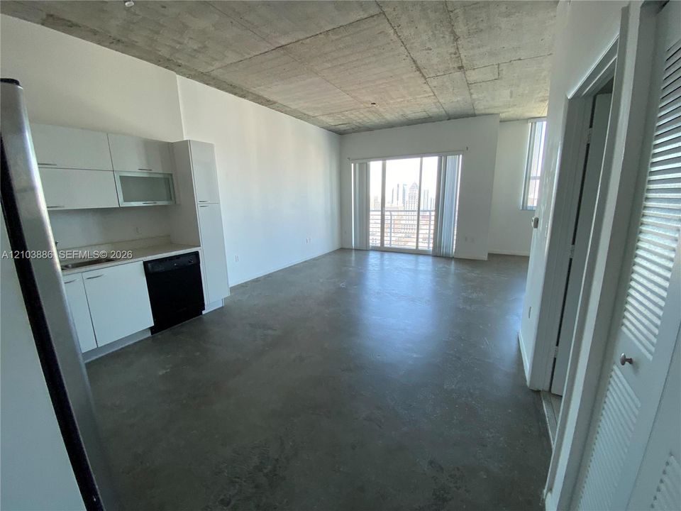 For Rent: $2,450 (1 beds, 1 baths, 651 Square Feet)
