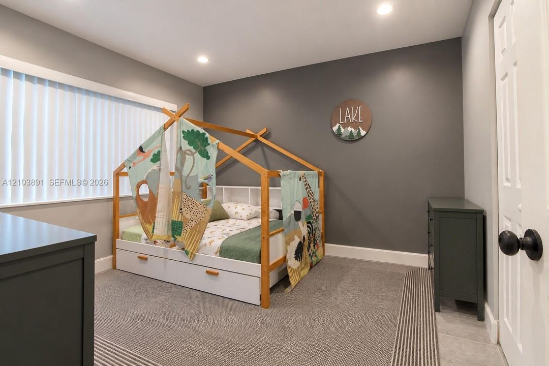 For Sale: $315,000 (2 beds, 1 baths, 804 Square Feet)